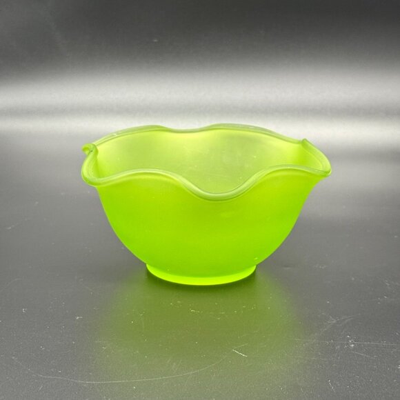 Vintage Apple Green Frosted Glass Bowl Scalloped Edge Decorative Serving Dish 5" - Picture 6 of 10